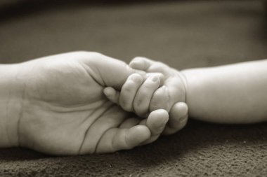 Anne ve oğlu ellerini almak