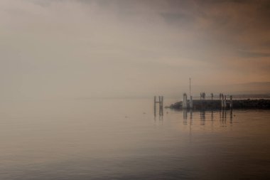 Göl le adam akşam sis