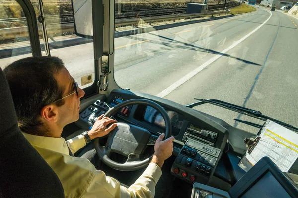 Conductor de autobús en el trabajo —  Fotos de Stock