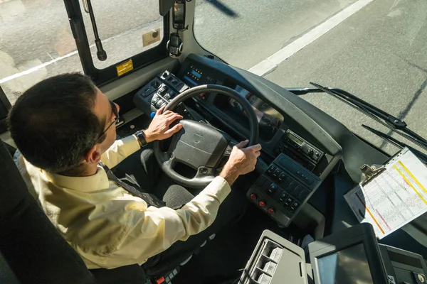 Kierowca autobusu w pracy — Zdjęcie stockowe