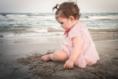 Mutlu bebek kendini oynarken ve gülümseyerek