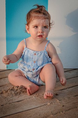 Mutlu bebek kendini oynarken ve gülümseyerek