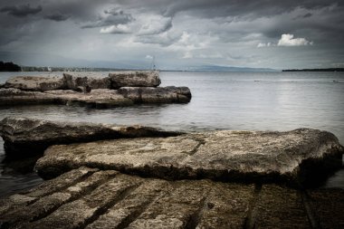 Korkunç bir günde taşlar