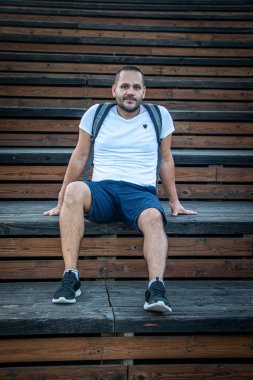 Akşam vakti mutlu bir adam