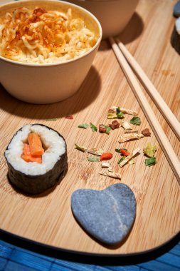 Evde tek başına yemek yerken çekilmiş suşi fotoğrafları.