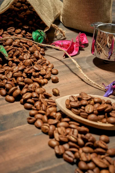 コーヒー粒の瞬間と大地の風味 — ストック写真