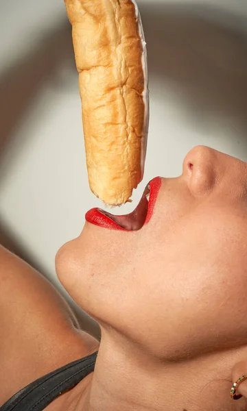 Mooie Lippen Vrouw Eten Een Mediterrane Snack Genaamd Scheten — Stockfoto