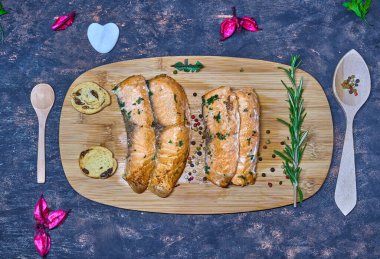 Akşam yemeğinde somonlu bir odun tabağı.