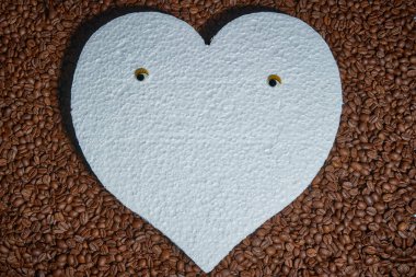 Kahve kalbinin resmi ve çiçekler kokuyor.