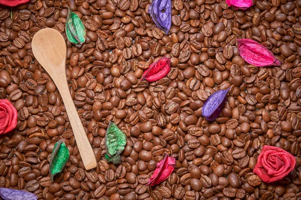 Foto Van Een Koffie Hart Bloemen Ruiken — Stockfoto