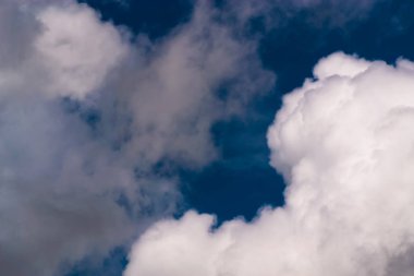 Gökyüzü bulutlu doğal