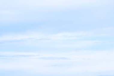  Mavi gökyüzü beyaz bulutlar yavaş yavaş gevşetti ile kaplı.