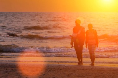 Güneş sabah denizden yükselmeye başladı.