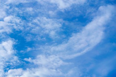 Mavi gökyüzü arka plan küçük bulutlar ile. Mavi gökyüzünde beyaz kabarık bulutlar.