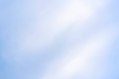 Mavi gökyüzünde bulutlar hava.