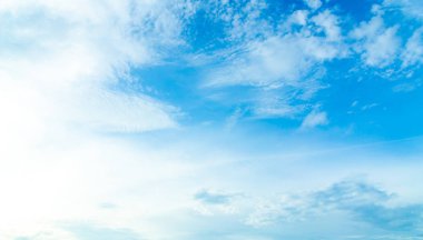 Mavi gökyüzünde bulutlar hava.