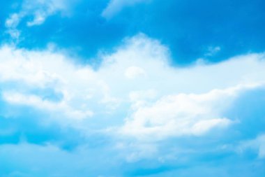 gökyüzü bulutlu rüzgarla hareket.