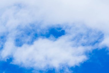 Gökyüzü ve bulutlar ruh göre şekli Dönüştür.