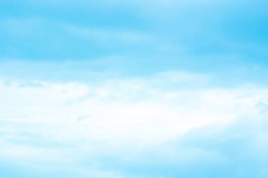 Mavi gökyüzünde bulutlar hava.