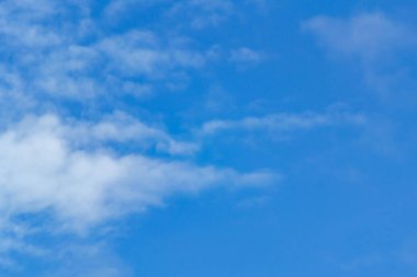 Mavi gökyüzü arka plan küçük bulutlar ile. Mavi gökyüzünde beyaz kabarık bulutlar.