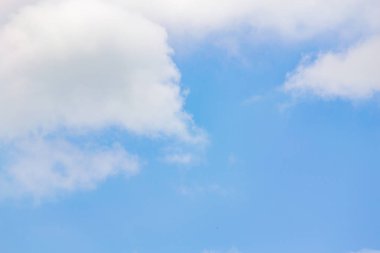 Mavi gökyüzü arka plan küçük bulutlar ile. Mavi gökyüzünde beyaz kabarık bulutlar.