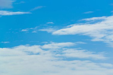 Mavi gökyüzü arka plan küçük bulutlar ile. Mavi gökyüzünde beyaz kabarık bulutlar.