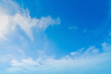  Mavi gökyüzü ile beyaz bulutlar gökyüzünde.