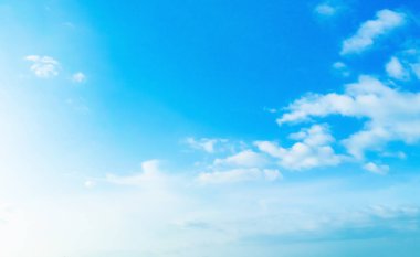 Mavi gökyüzünde bulutlar hava.