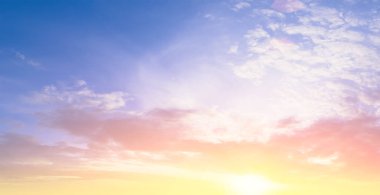 Sabahları renkli gökyüzünde güneşin doğuşunu gökyüzü arka plan.