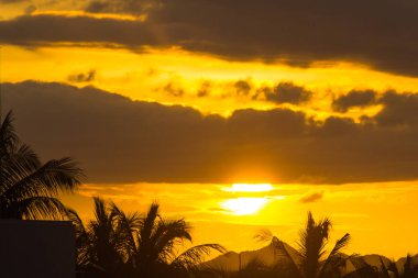 # Mavi gökyüzü ve sürekli hareketli bulutlar.