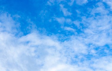 Mavi gökyüzünde bulutlar hava.