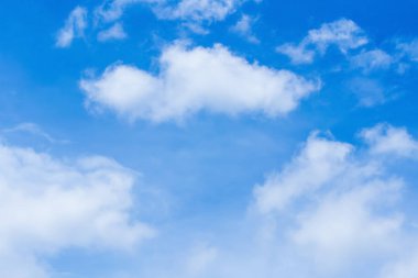 # Mavi gökyüzü ve sürekli hareketli bulutlar.