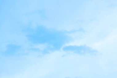 Mavi gökyüzünde bulutlar hava.