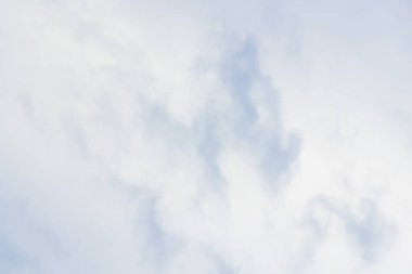 gökyüzü bulutlu rüzgarla hareket.