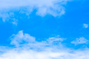 Mavi gökyüzünde bulutlar hava.