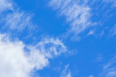  Bulutlar havada birçok şekli Dönüştür.