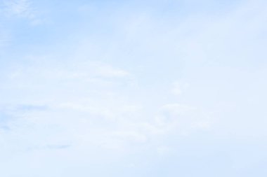 Mavi gökyüzünde bulutlar hava.