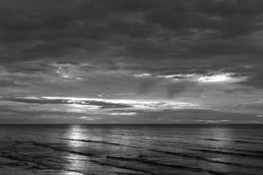  Güneş sabah zemin siyah beyaz tarzı denizden yükselmeye başladı.