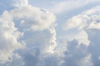 Gökyüzü mavi arka plan yaz.