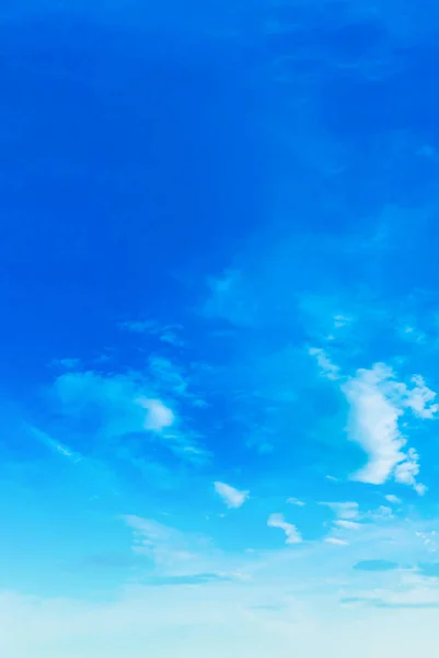 Den Blå Himmel Och Ständigt Rörliga Moln — Stockfoto