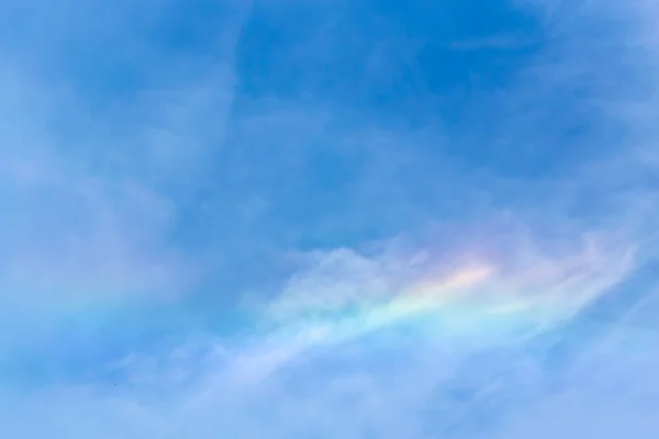 青い空通信で雲を作成します — ストック写真