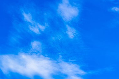  Beyaz alternatif bulutlar gökyüzünde.