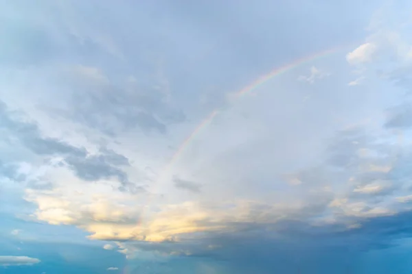 Terreno Con Erba Verde Cielo Tramonto — Foto Stock