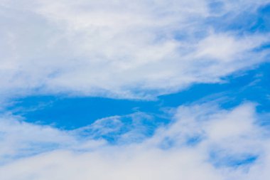 Beyaz bulutlar bir yağmurlu günde garip garip.