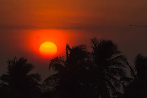 Die Sonne Geht Langsam Auf Scheint Durch Die Wolken Und — Stockfoto