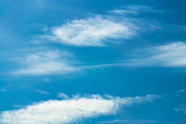  Mavi gökyüzü beyaz bulutlar her gün bir levha ile.