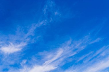 Gökyüzü ve bulutlar ruh göre şekli Dönüştür.