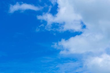 Mavi gökyüzü arka plan küçük bulutlar ile. Mavi gökyüzünde beyaz kabarık bulutlar.