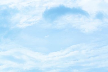 Mavi gökyüzü arka plan küçük bulutlar ile. Mavi gökyüzünde beyaz kabarık bulutlar.