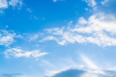 Gökyüzü bulutlu şiddetli yağmur sonra.